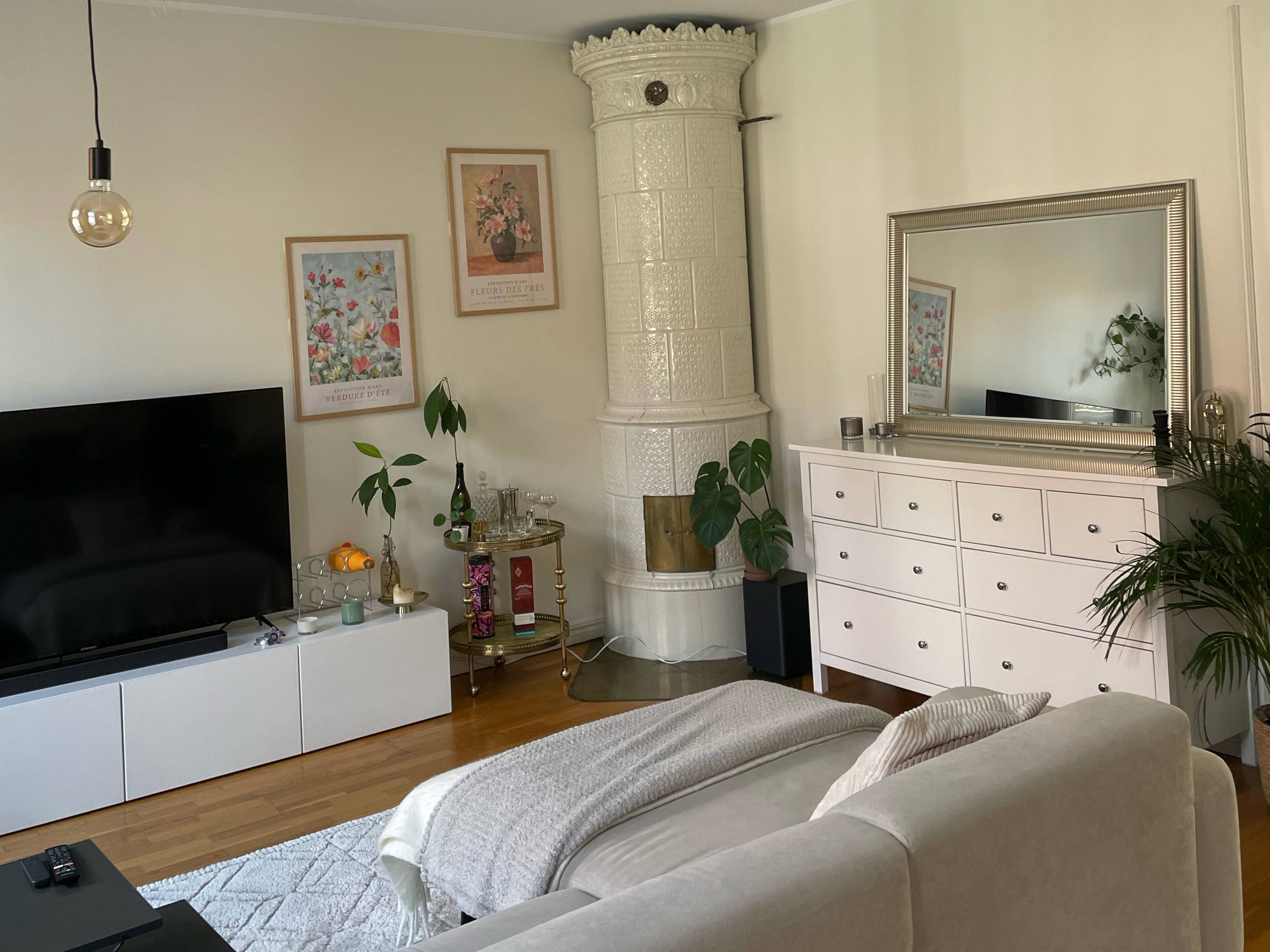 Vardagsrum med spis i mysig tvåa på Hantverksgatan 12 i Halmstad