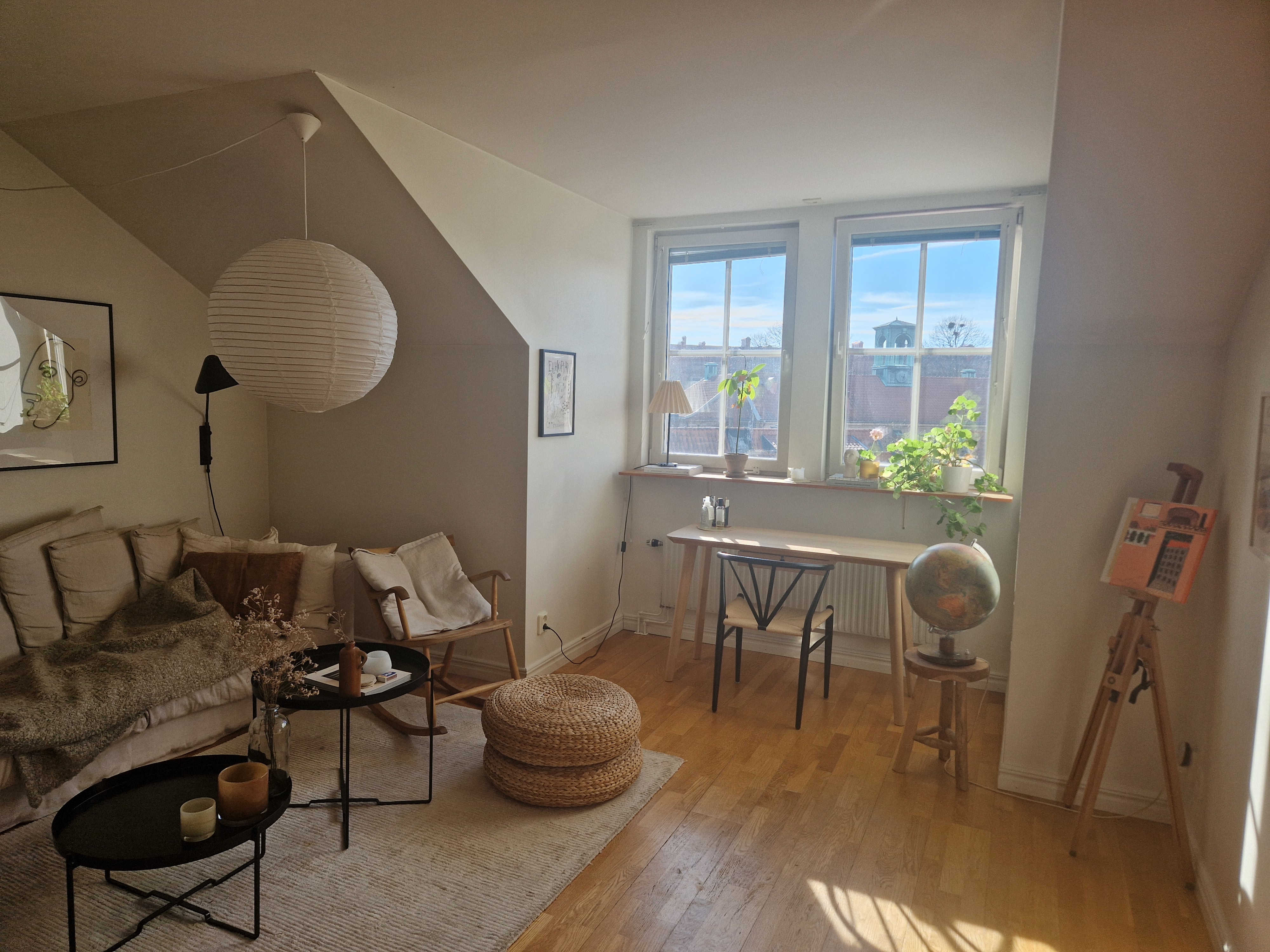 Vardagsrum med föster i mysig tvåa på Hantverksgatan 12 i Halmstad