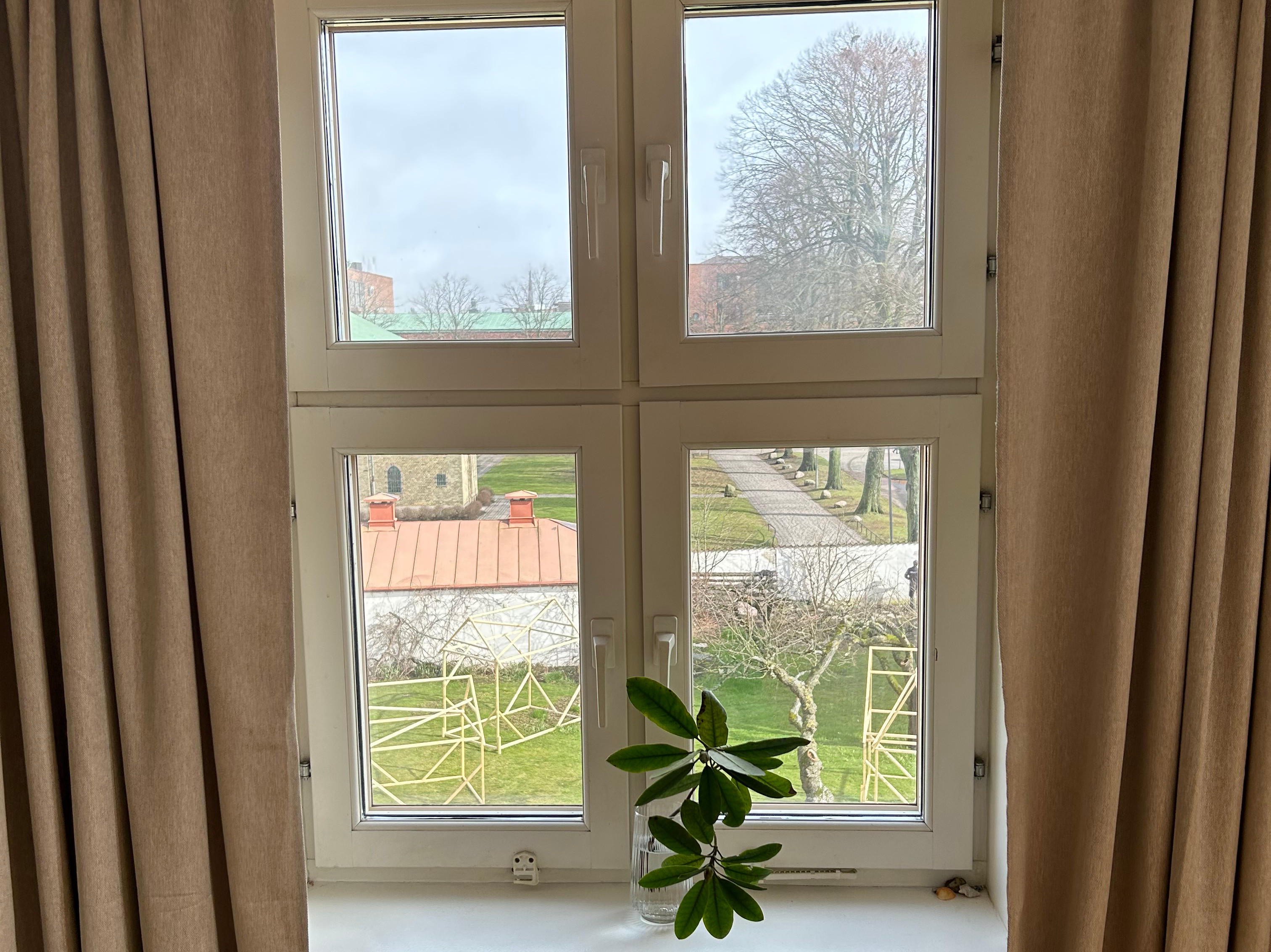 Fönster i mysig etta på Hantverksgatan 12 i Halmstad