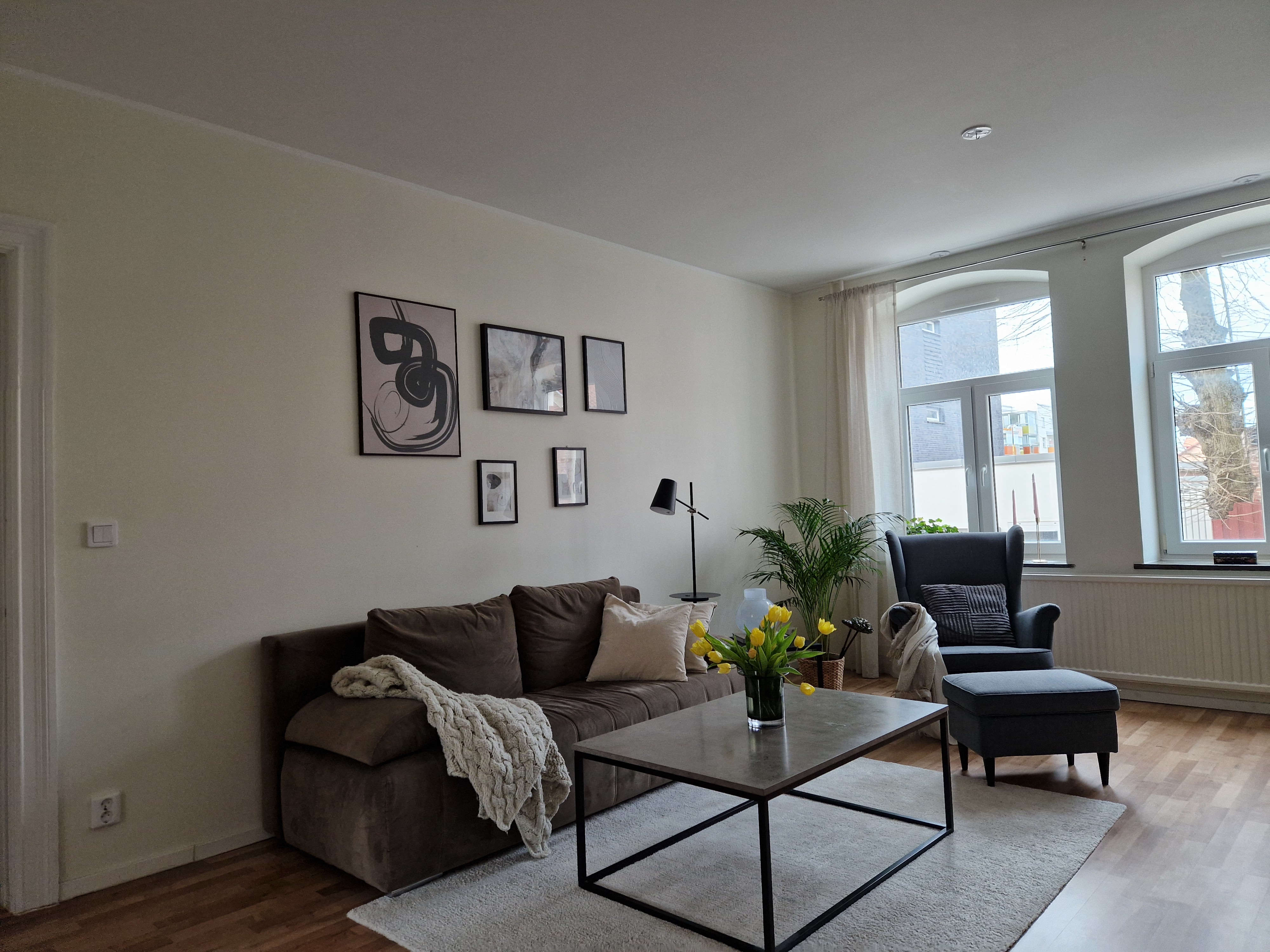 Vardagsrum med soffa i modern tvåa på Vattugatan 4 i Halmstad