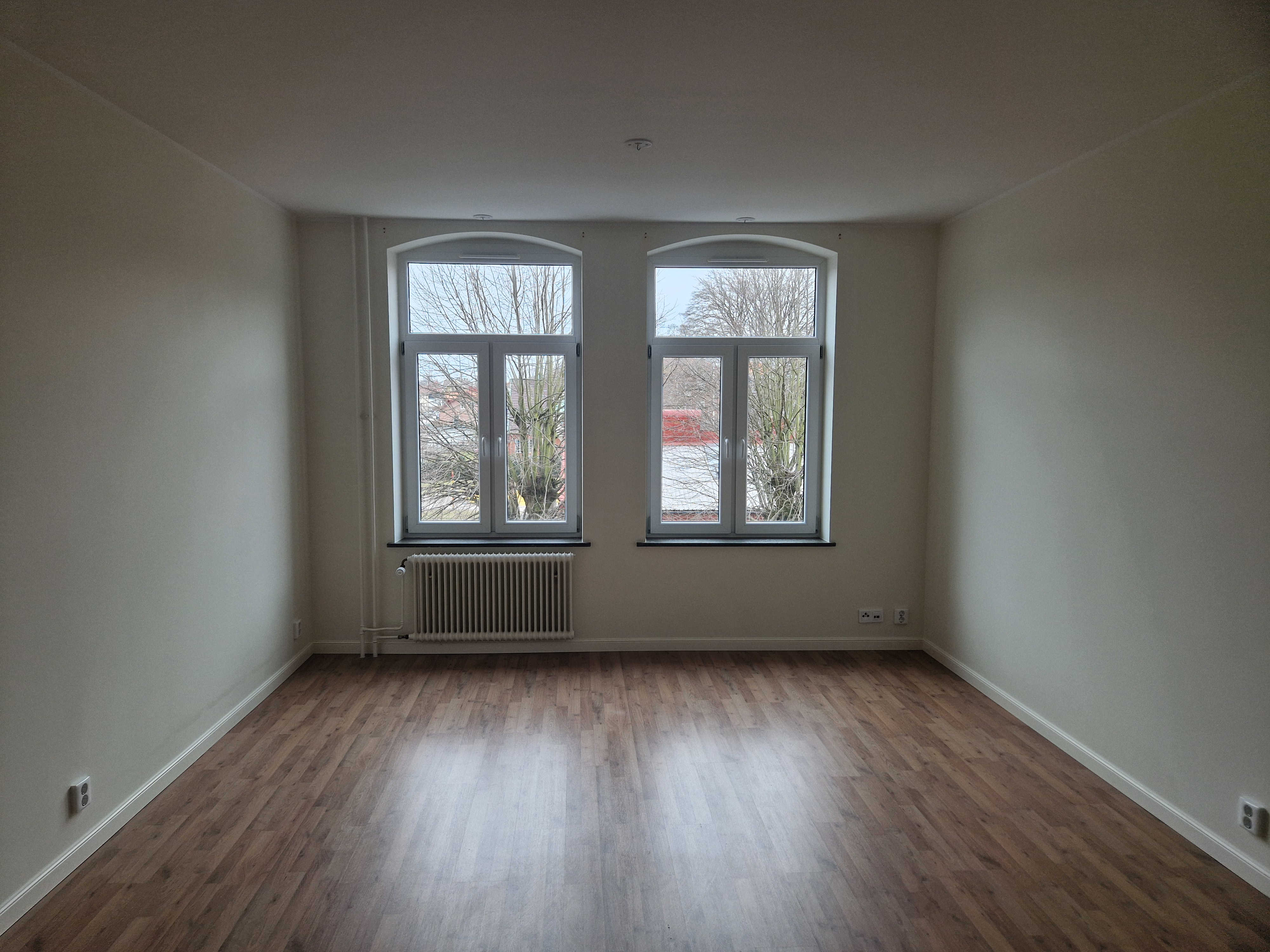 Vardagsrum med fönster i modern tvåa på Vattugatan 4 i Halmstad