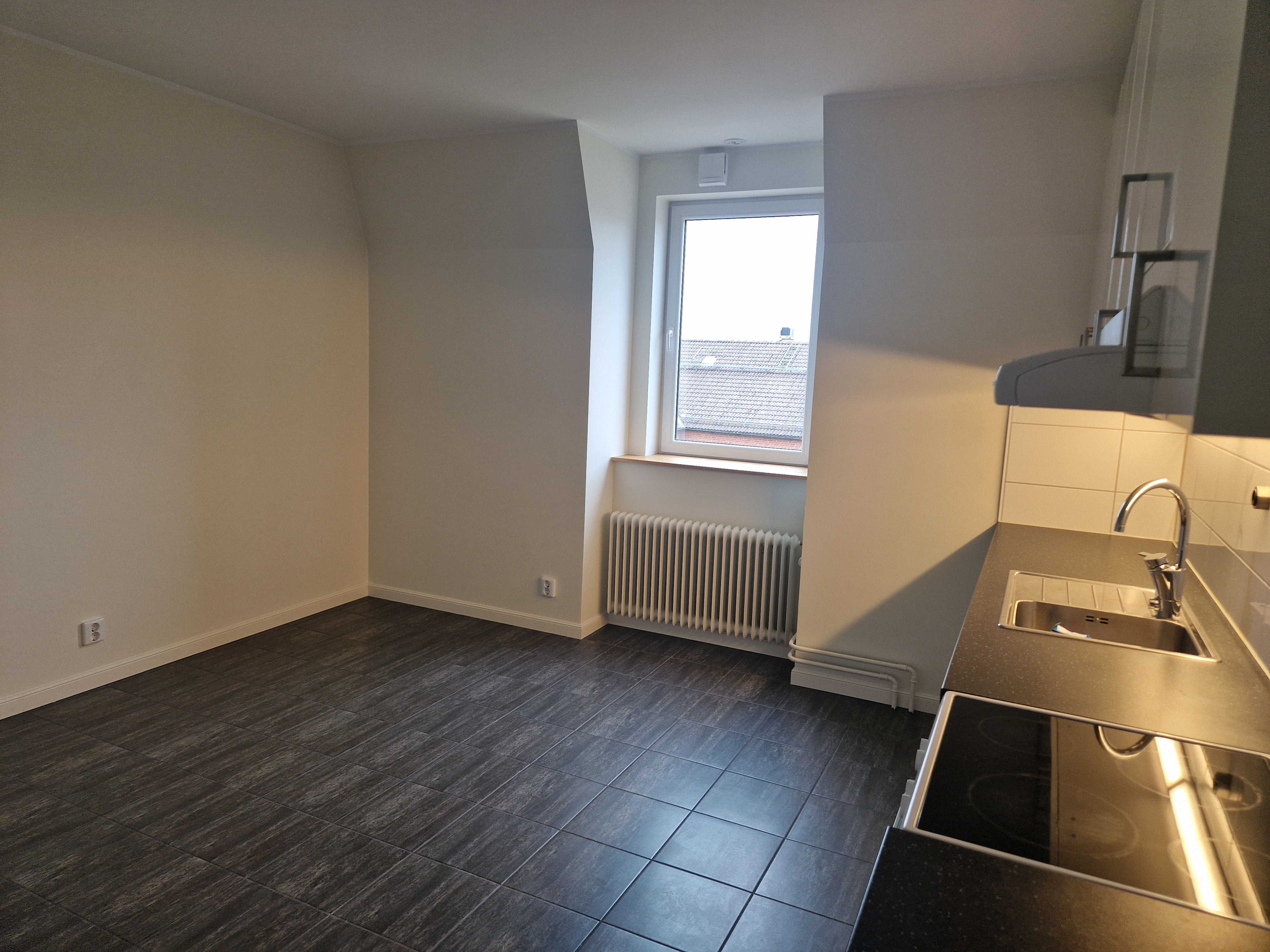 Kök med fönster i modern tvåa på Vattugatan 4 i Halmstad